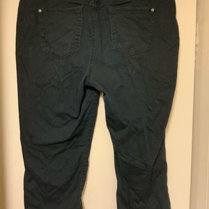 Gloria Vanderbilt Khakis Capris in Black